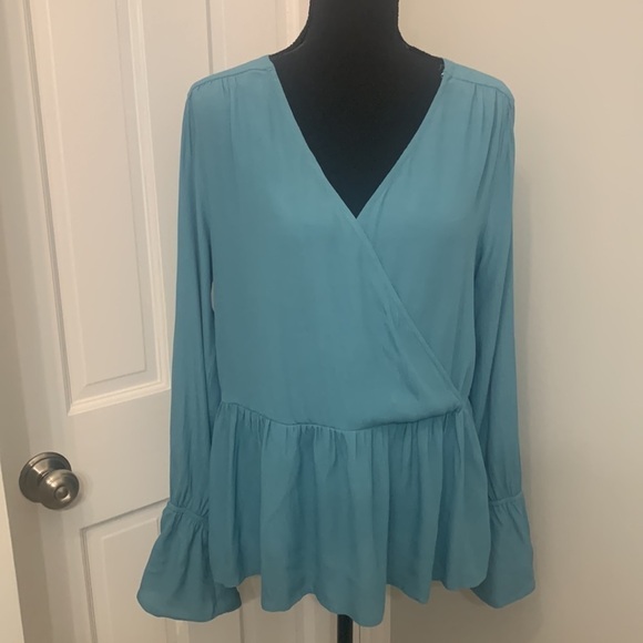 Aqua crepe fabric NWT Francesca’s cross over blouse bell sleeve Medium - Picture 7 of 11